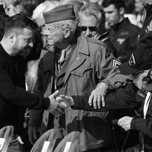 Selenskyj teilt emotionalen Moment mit US-Veteran bei D-Day-Zeremonie