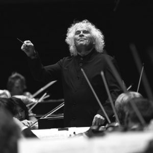 Zum 70. Geburtstag von Sir Simon Rattle (I) / Gastkonzert des Symphonieorchesters des Bayerischen Rundfunks 